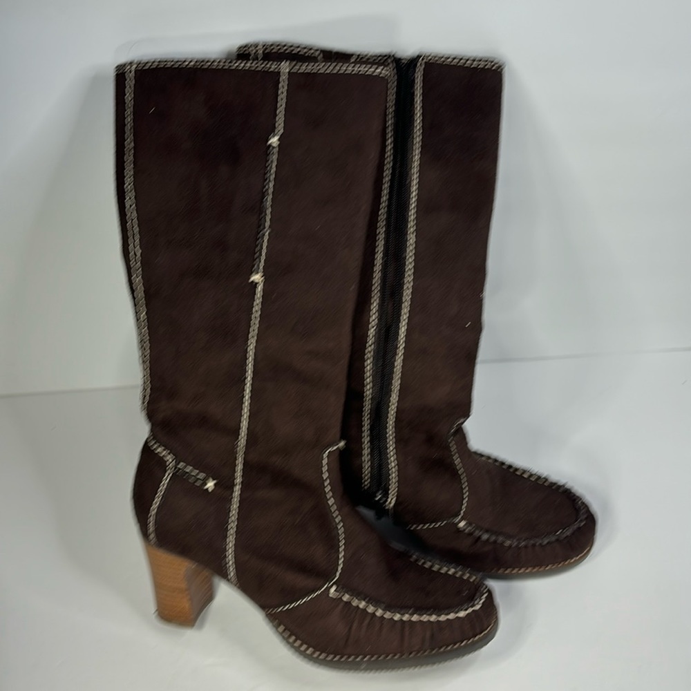 Tall boot, light stitching detail size 8